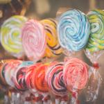 Kinder sammeln am Liichtmëssdag Lollipops und andere Süßigkeiten