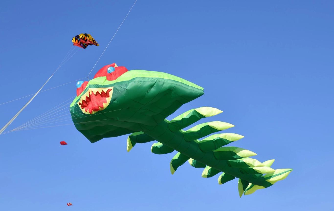 Kreativer Drachenflug über dem Atlantik während des Drachenfestes von Dieppe