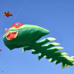 Kreativer Drachenflug über dem Atlantik während des Drachenfestes von Dieppe