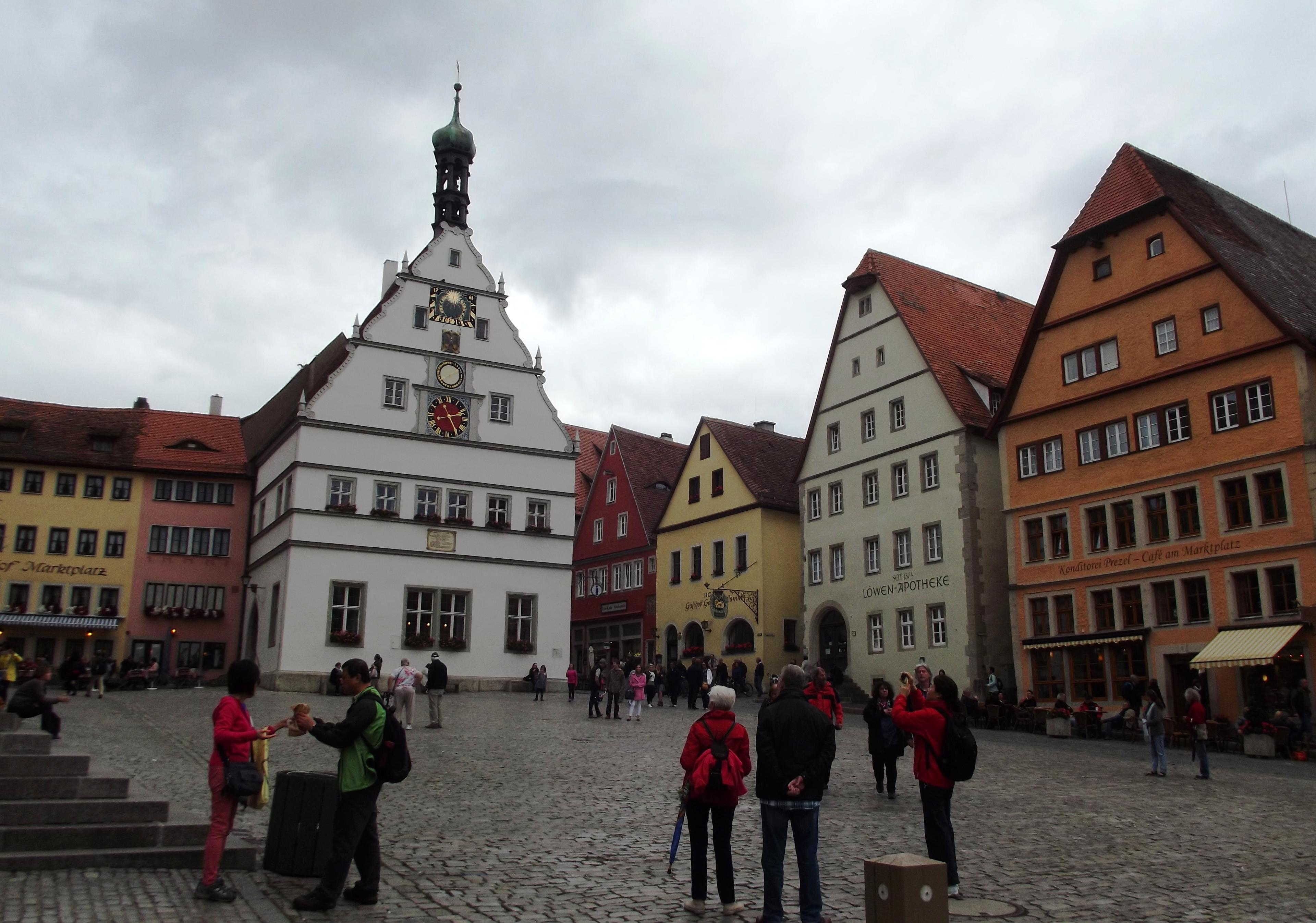 Marktplatz und Rathausturm in Rothenburg ob der Tauber