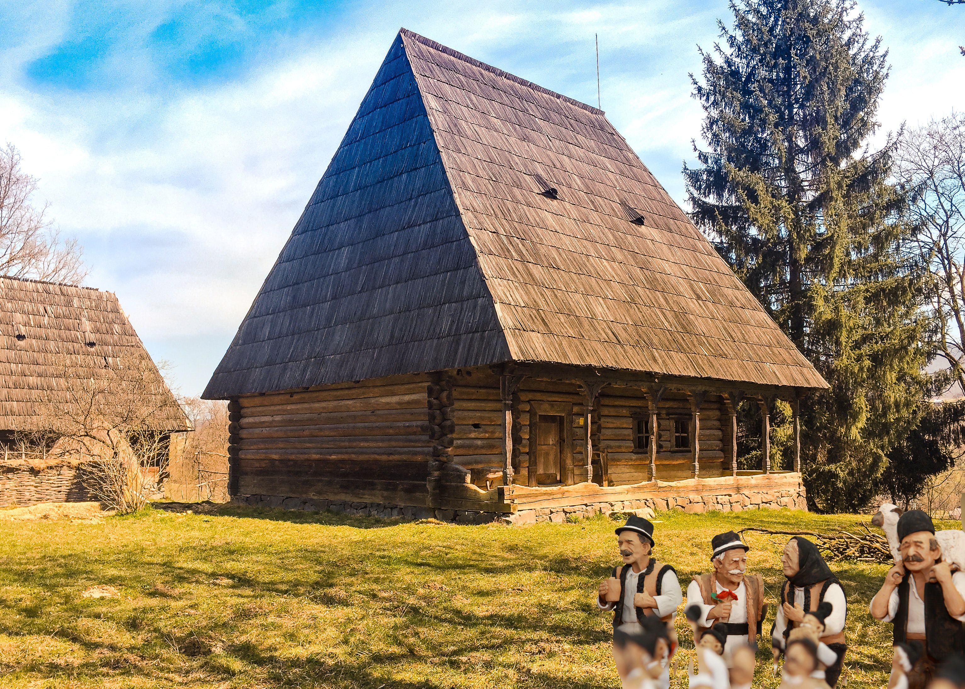 Traditional Romanian House from Maramures, Romanian Folk Clay, Romanian traditional figures, Sighetu Marmației, Romania