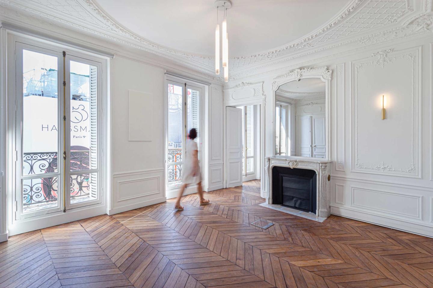 Photo d'un bureau haussmannien rénové rue Auber : parquet, cheminée en marbre et moulures, Paris 9