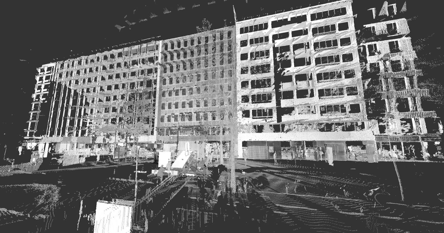 Relevé par scan 3D d'une façade : nuage de points en noir et blanc d'un immeuble existant, expertise de PDA Architecture