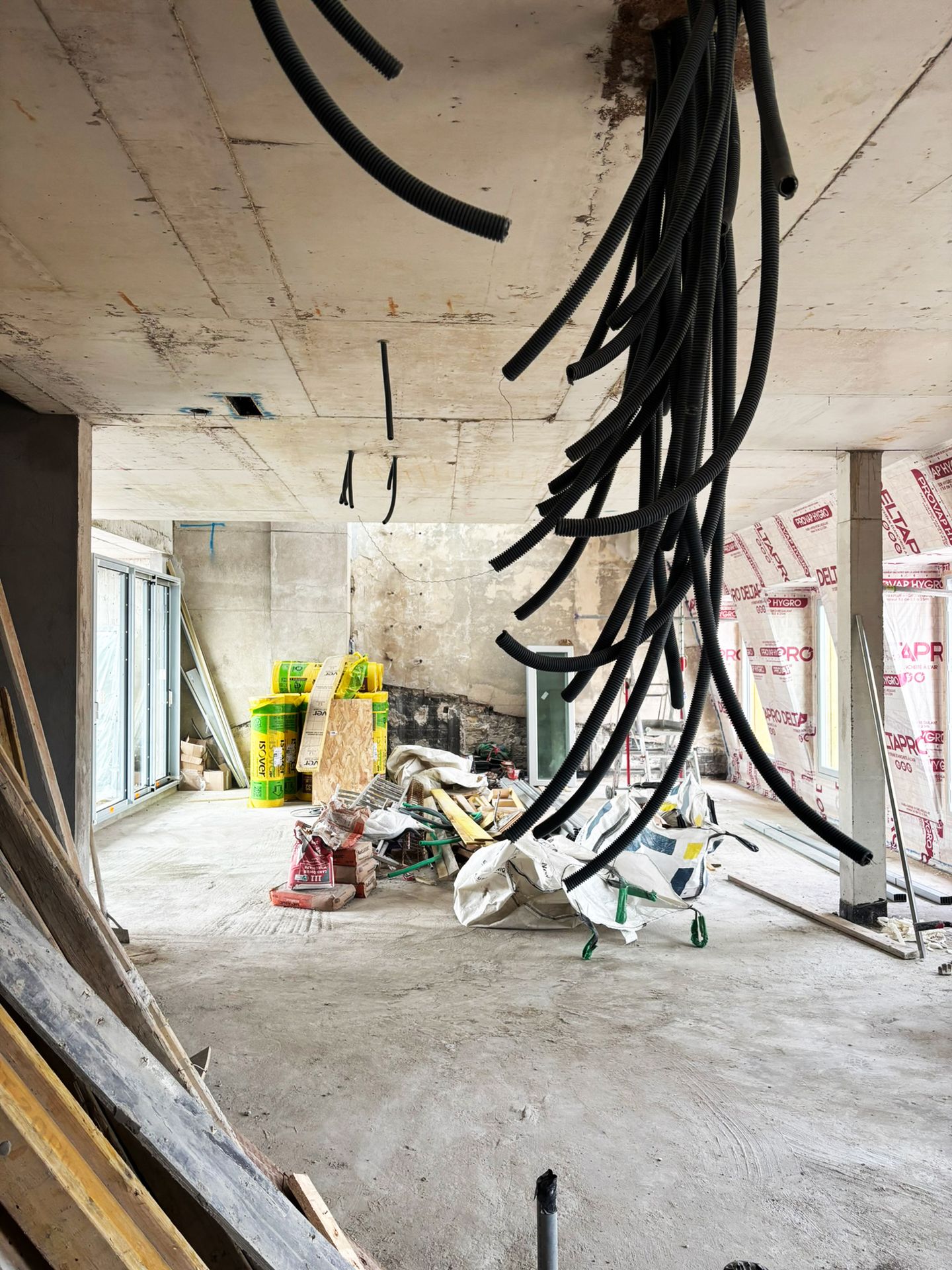 Photo de chantier du projet OnMars avenue Marceau : plateau curé et gaines suspendues au plafond, Paris 16