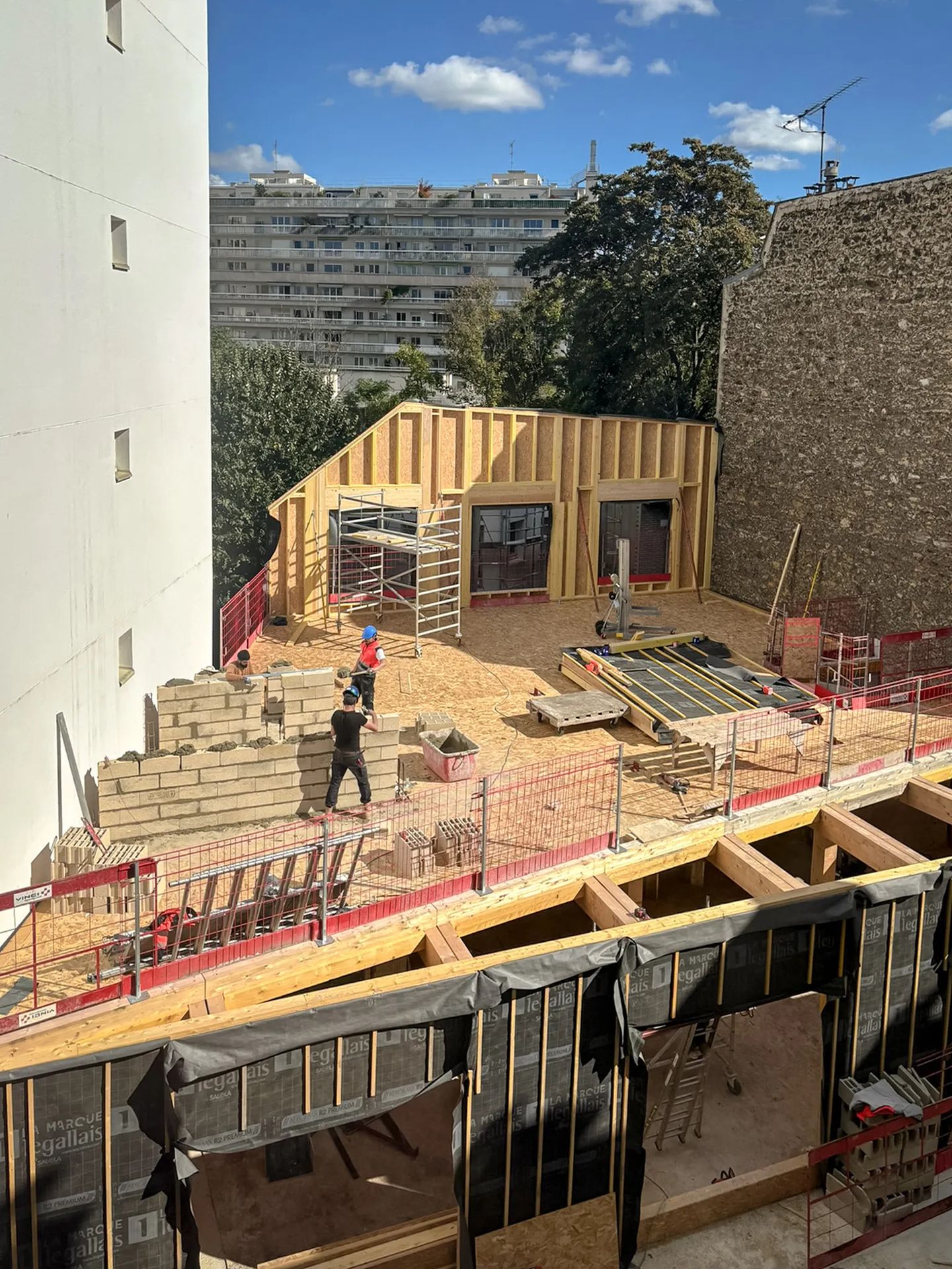 Photo du chantier de la surélévation en bois du 20 rue Clavel : murs à ossature bois montés en toiture, Paris 19