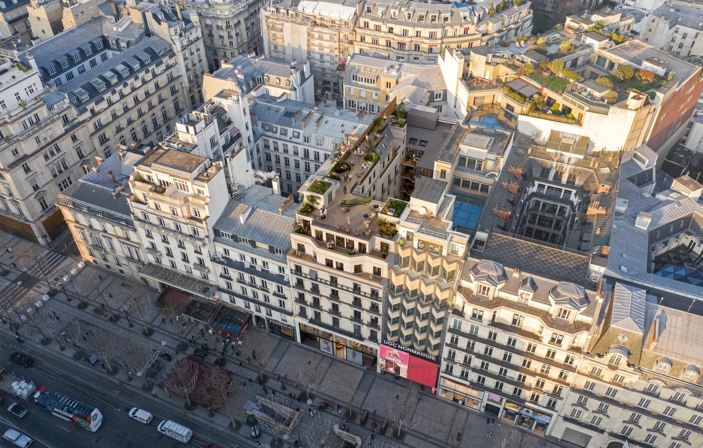 Aerial rendering of 118 Champs-Élysées and its green roof terrace on the avenue, Paris 8th