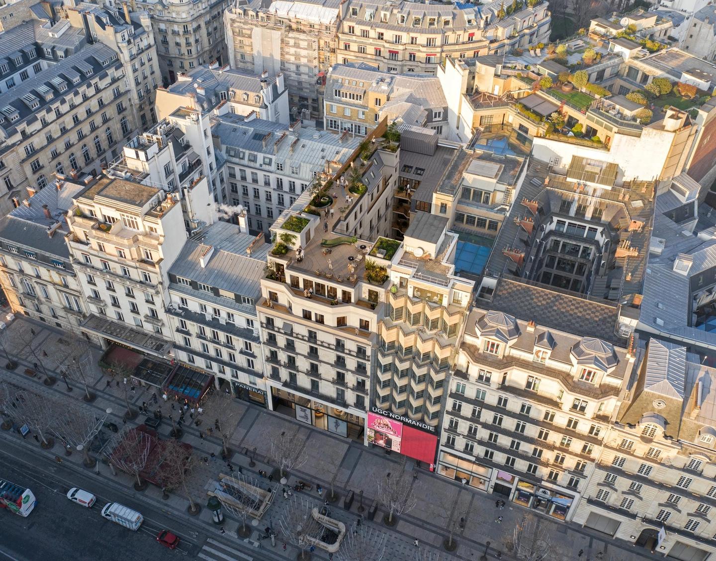 Aerial rendering of 118 Champs-Élysées and its planted roof terrace overlooking the avenue, Paris 8