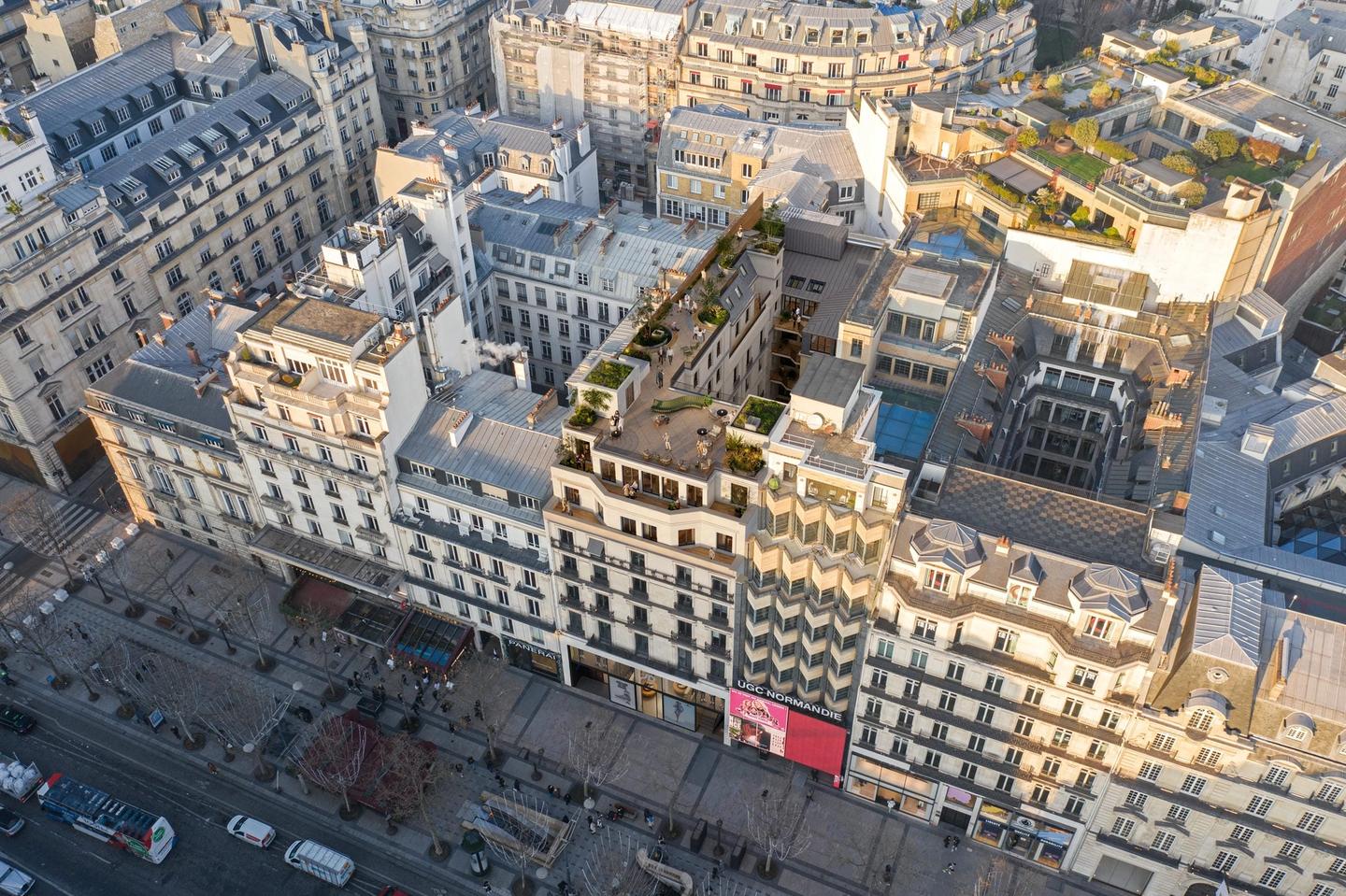 Aerial rendering of 118 Champs-Élysées and its green roof terrace on the avenue, Paris 8th