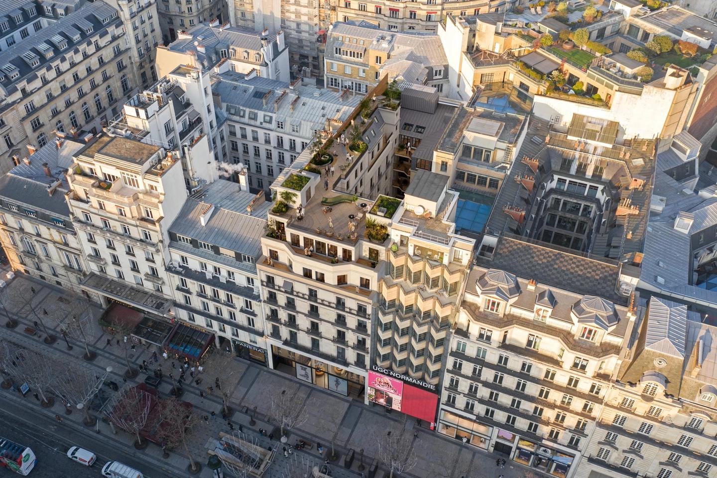 Perspective aérienne du 118 Champs-Élysées et de sa toiture-terrasse végétalisée sur l'avenue, Paris 8