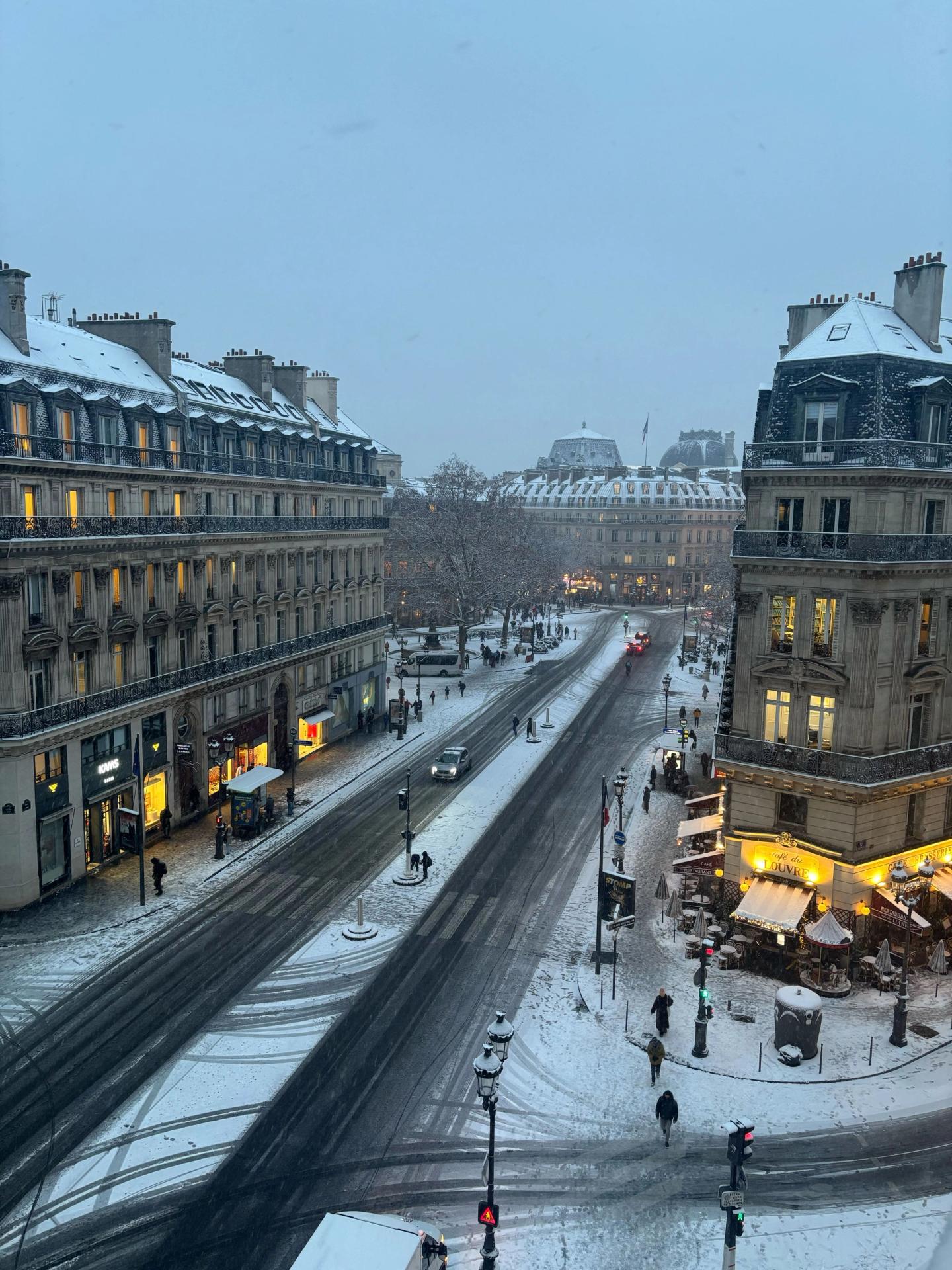 Photo d'une avenue haussmannienne enneigée vue depuis les fenêtres de la nouvelle agence PDA Architecture, Paris