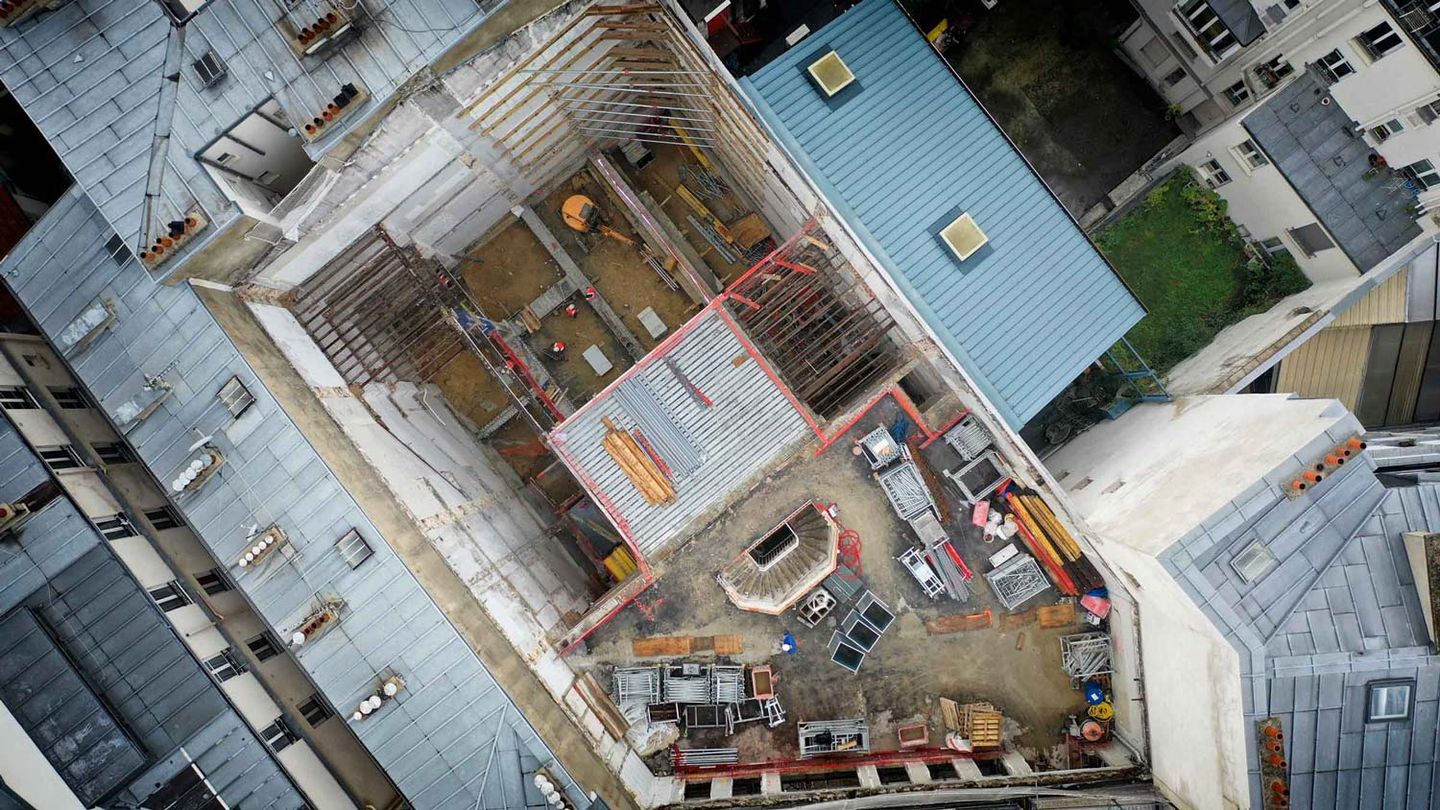 Photo aérienne du chantier de RaiseLab : planchers ouverts au cœur de l'îlot, Paris 11
