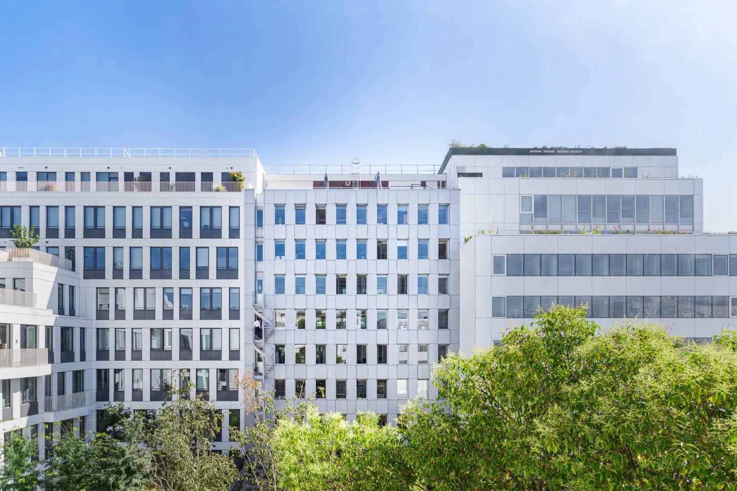 Photo des immeubles de bureaux voisins depuis la cour arborée de l'immeuble du 183 avenue Charles de Gaulle, Neuilly
