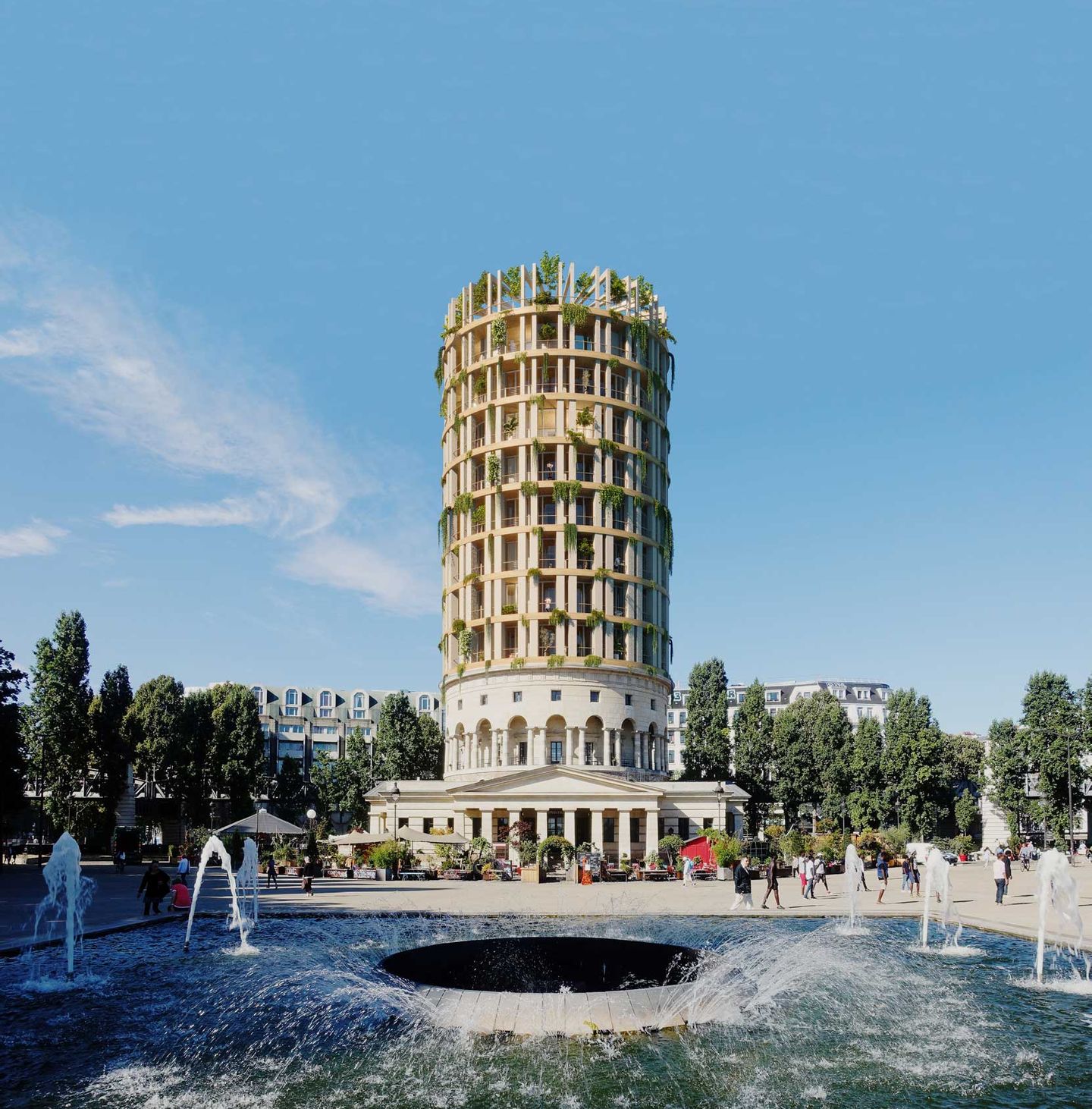 Perspective de la tour en bois végétalisée sur la Rotonde de la Villette, fontaines de la place de Stalingrad
