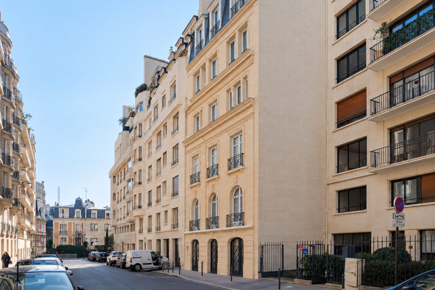 Photo de la rue Oswaldo Cruz et de la façade en pierre ravalée des bureaux réhabilités de l'OCDE, Paris 16