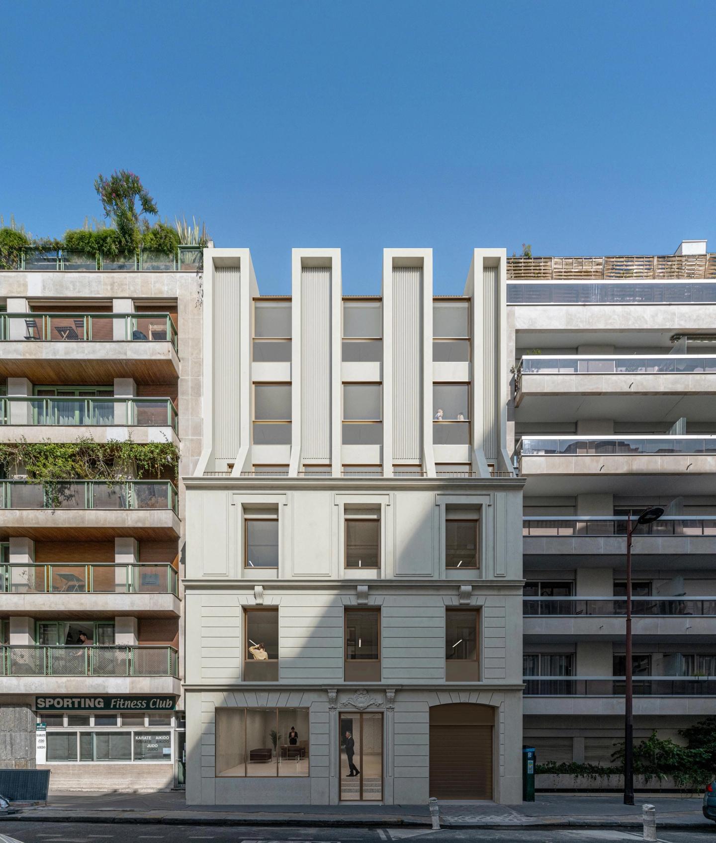Perspective de la façade rythmée de l'immeuble de bureaux du 115 rue Cardinet entre deux immeubles à balcons, Paris 17