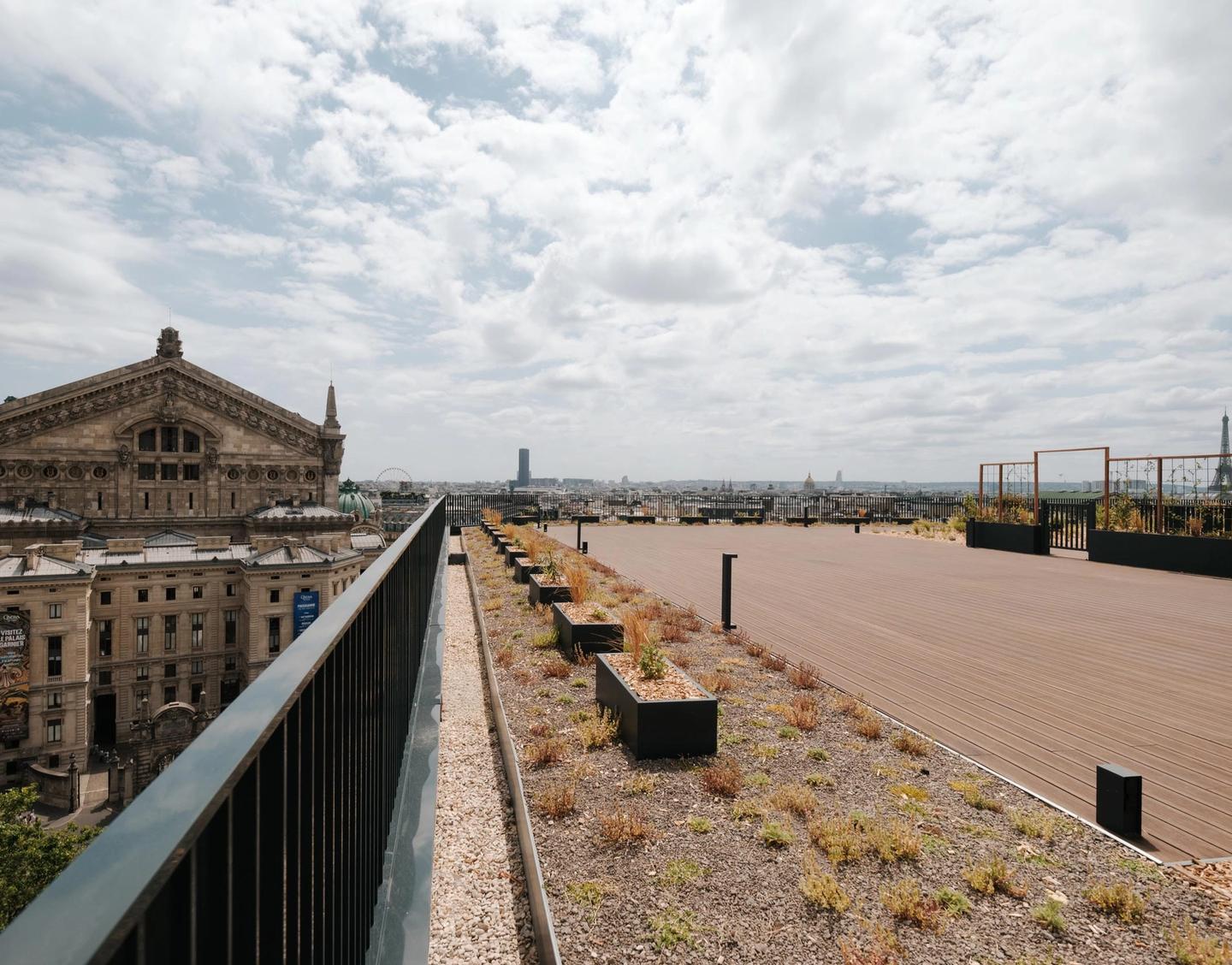 Photo du rooftop végétalisé du 50 boulevard Haussmann avec vue sur l'Opéra Garnier, Paris 9