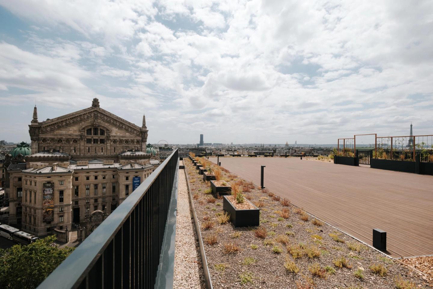 Photo du rooftop végétalisé du 50 boulevard Haussmann avec vue sur l'Opéra Garnier, Paris 9