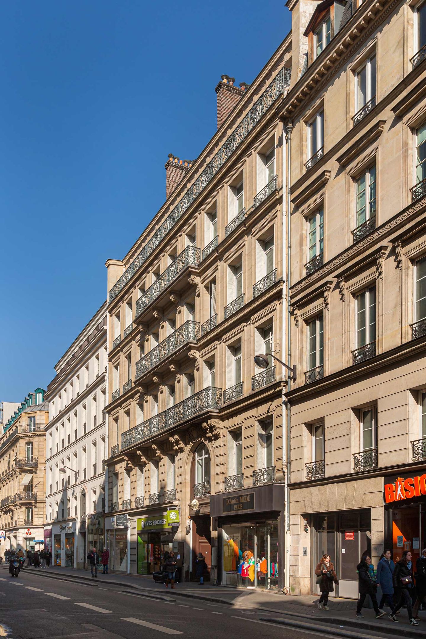 Photo of the office building facade from rue de la Chaussée d'Antin, shops on the ground floor, Paris 9th