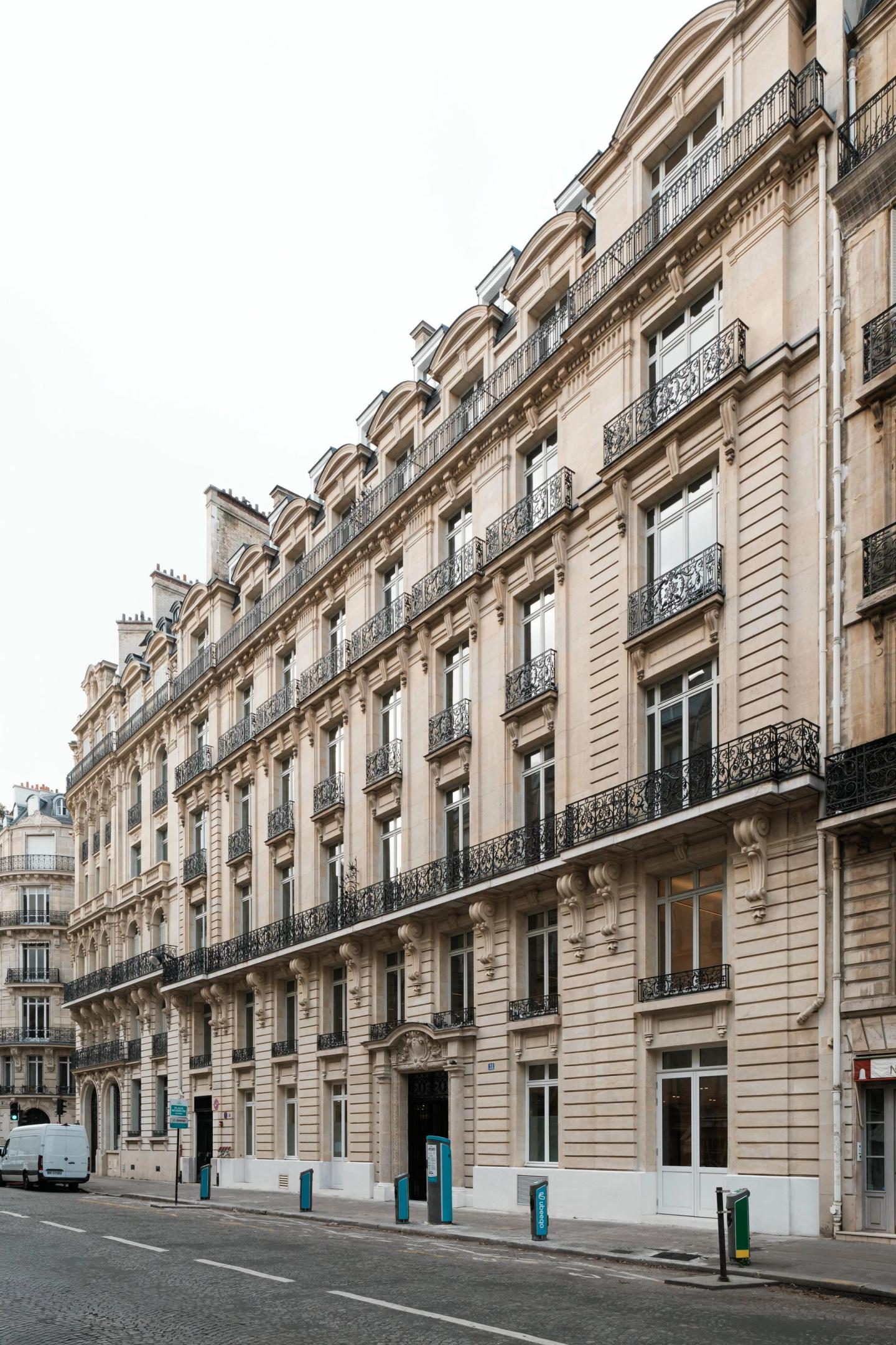 Photo of the stone facade of Virtuose, a characterful building on avenue Pierre-Ier-de-Serbie, Paris 16th