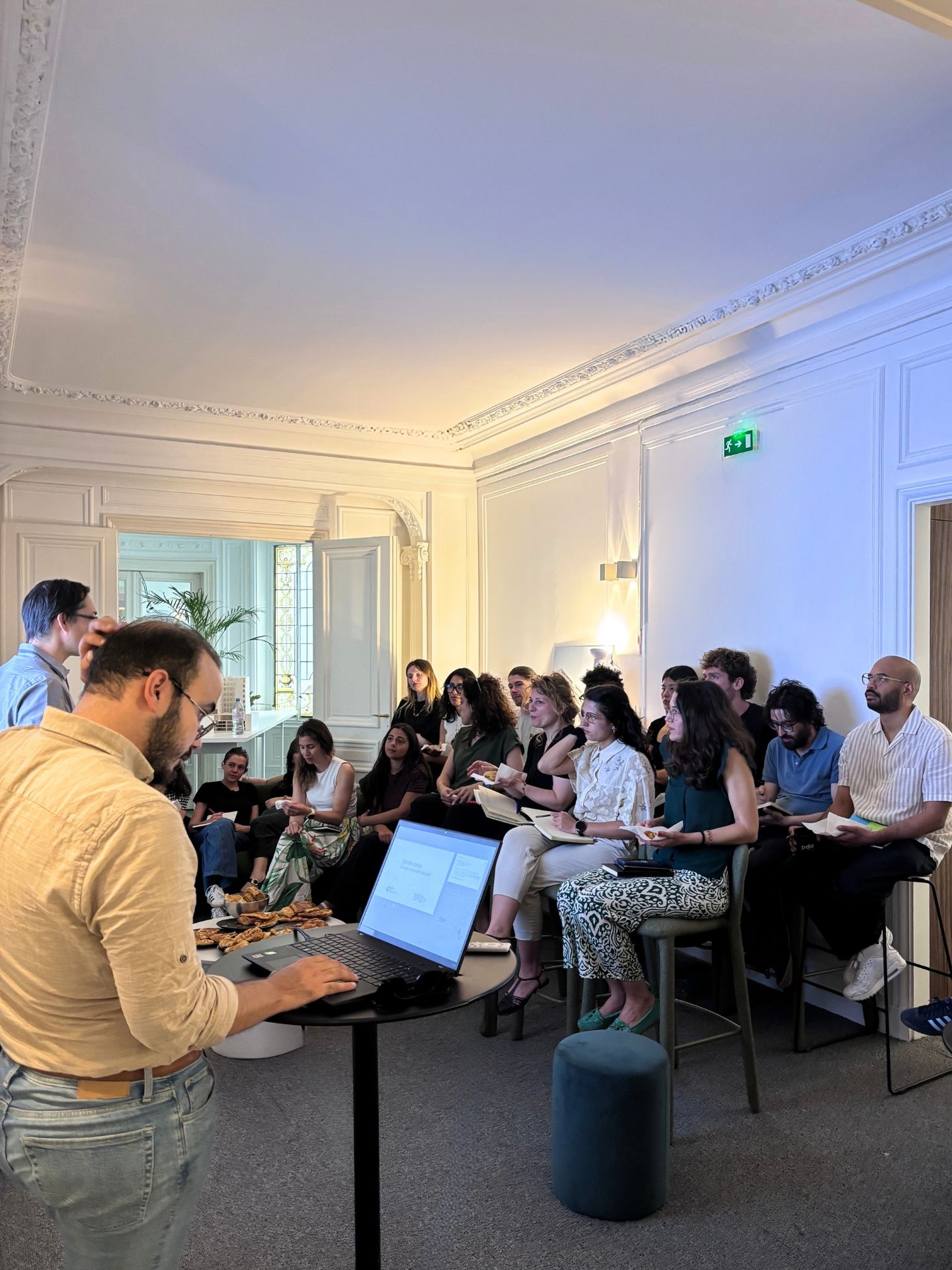 Photo de l'équipe PDA Architecture assise pendant une formation interne sur les normes du bâtiment, Paris