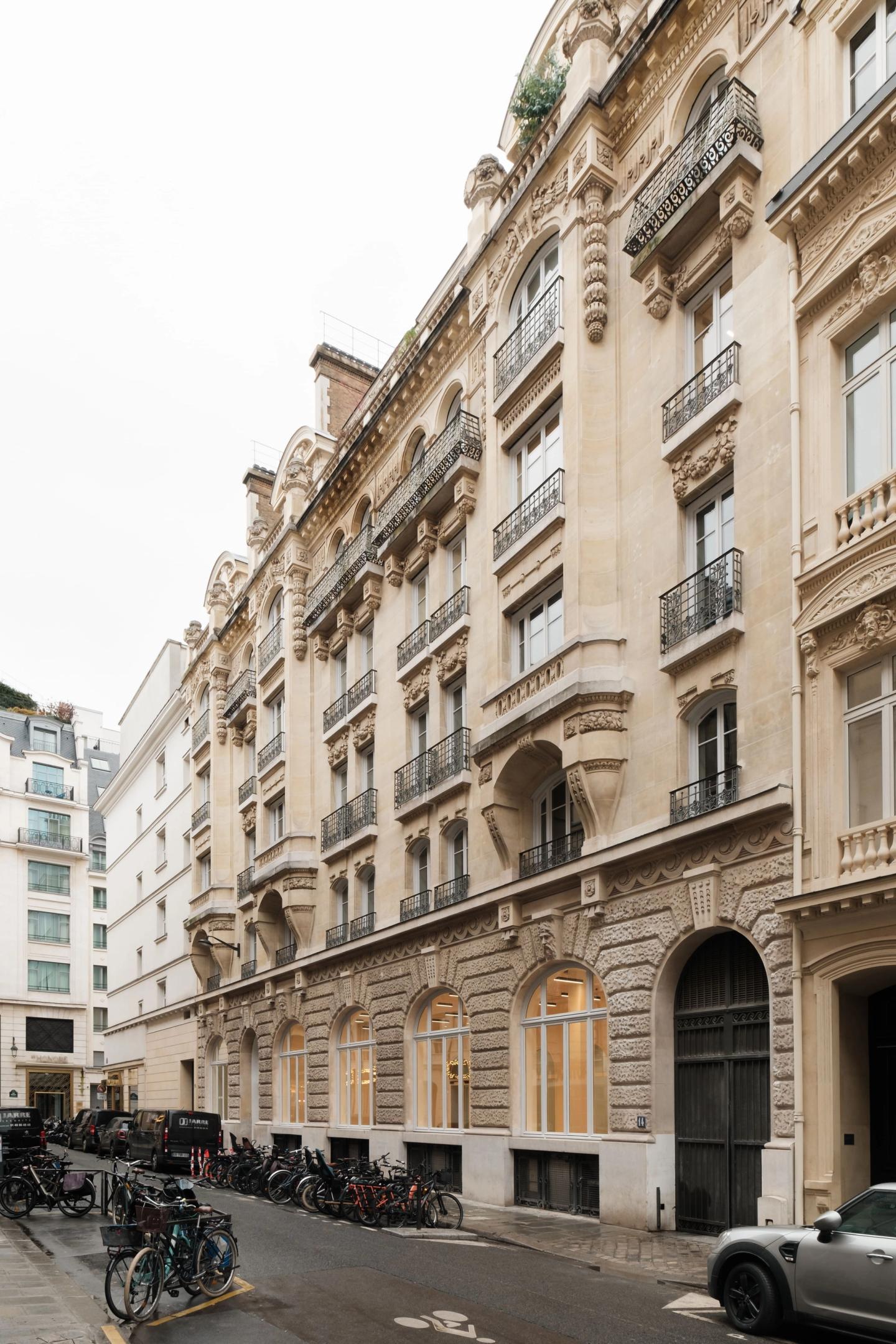 Photo of the Haussmann-era stone facade at 16 rue Volney, former Hôtel Chatham, from the street, Paris
