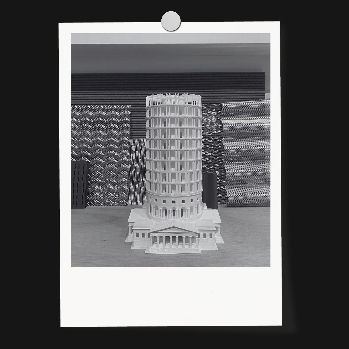 Tirage épinglé de la maquette de tour imprimée en 3D en noir et blanc, atelier maquette de PDA Architecture