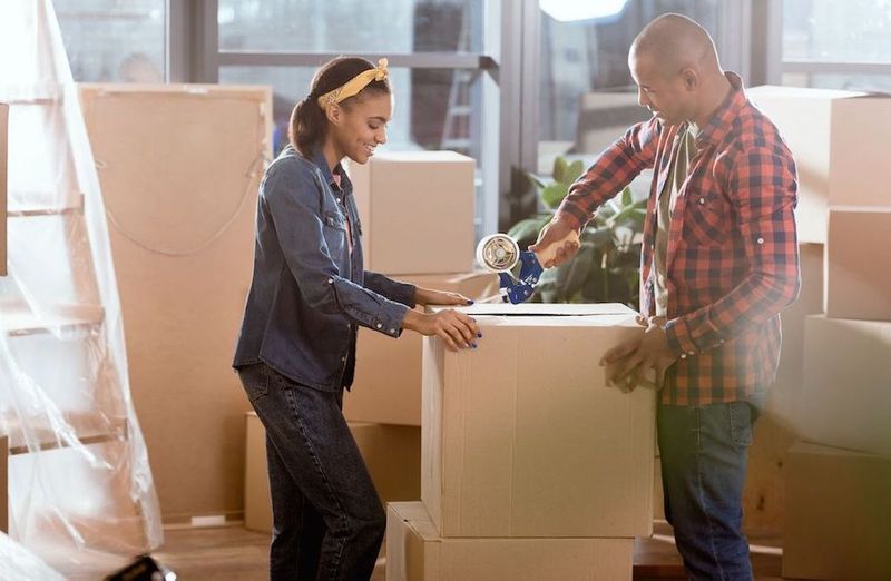Couple Packing - Tips to Smoothly Move to a New House
