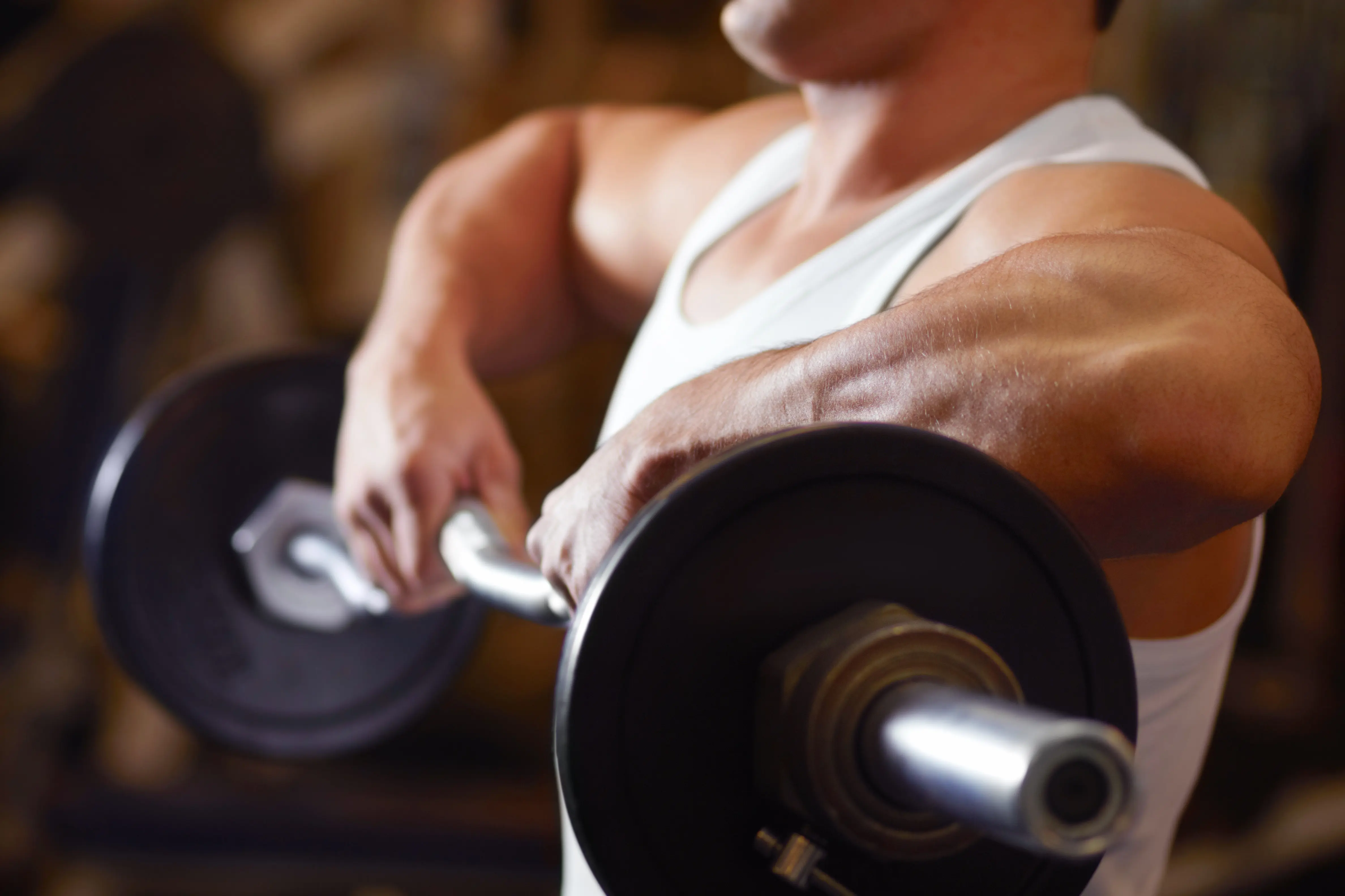 bodybuilder doing lazy barbell row