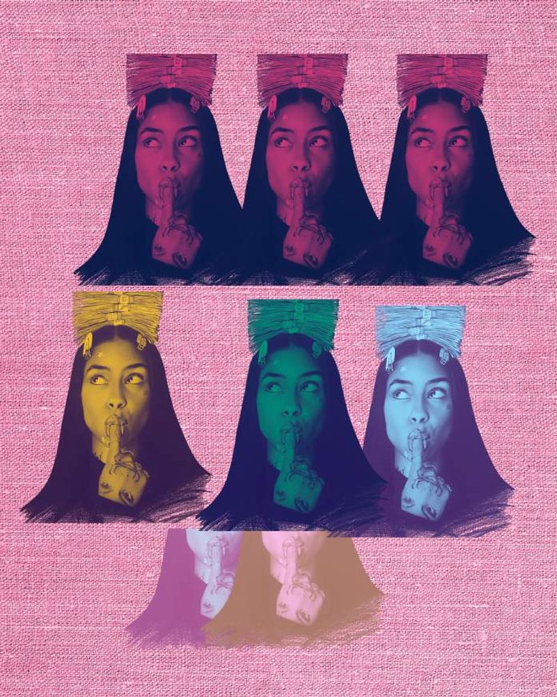 Pop — variation colorée : le même portrait répété, doigt sur la bouche, sur fond de lin rose
