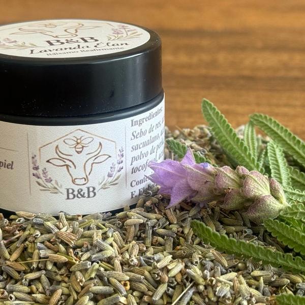 Frasco de Lavanda Élan junto a ramitas y brotes de lavanda