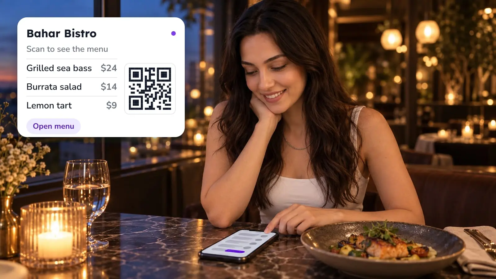امرأة تتصفح قائمة الطعام على هاتفها الذكي على طاولة مطعم مضاءة بالشموع وقت الغروب، وأمامها طبق مقدَّم؛ وتظهر في الزاوية بطاقة لقائمة طعام برمز QR مع ثلاثة أطباق وأسعارها.