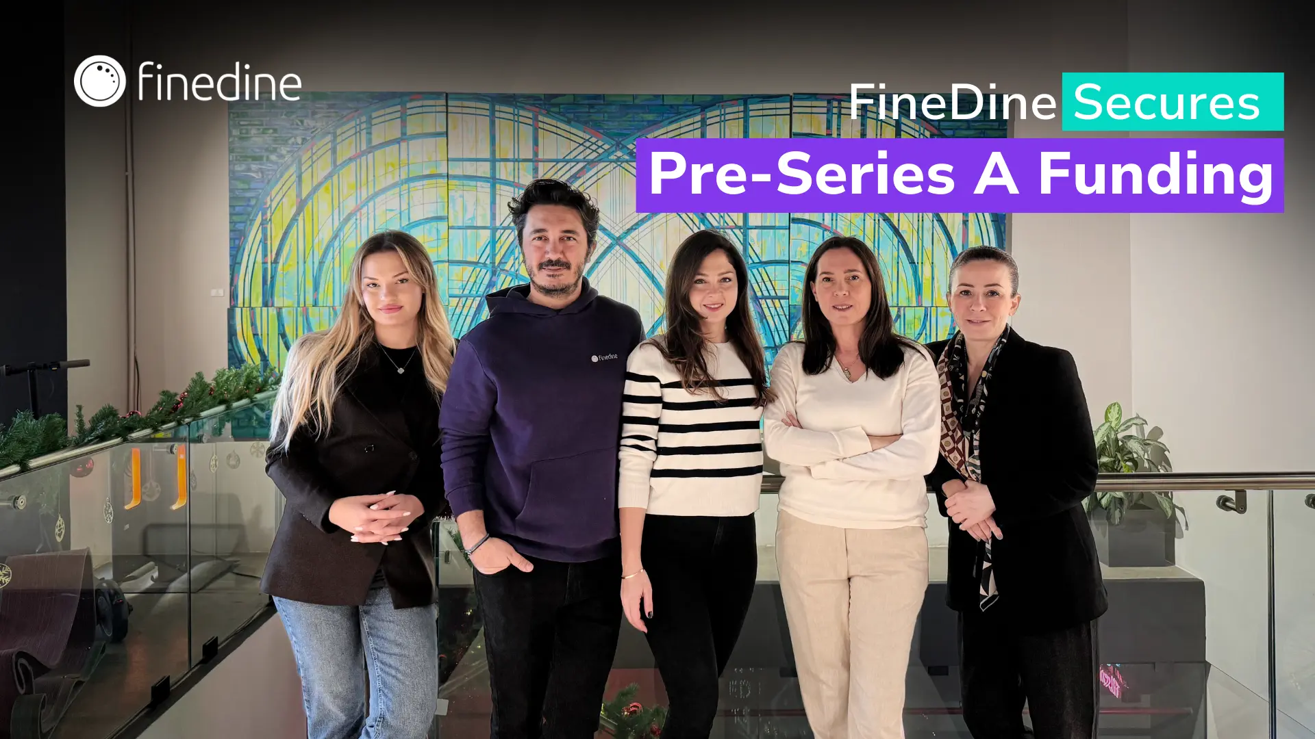 خمسة من أعضاء فريق FineDine يقفون معاً في المكتب ضمن إعلان جولة التمويل