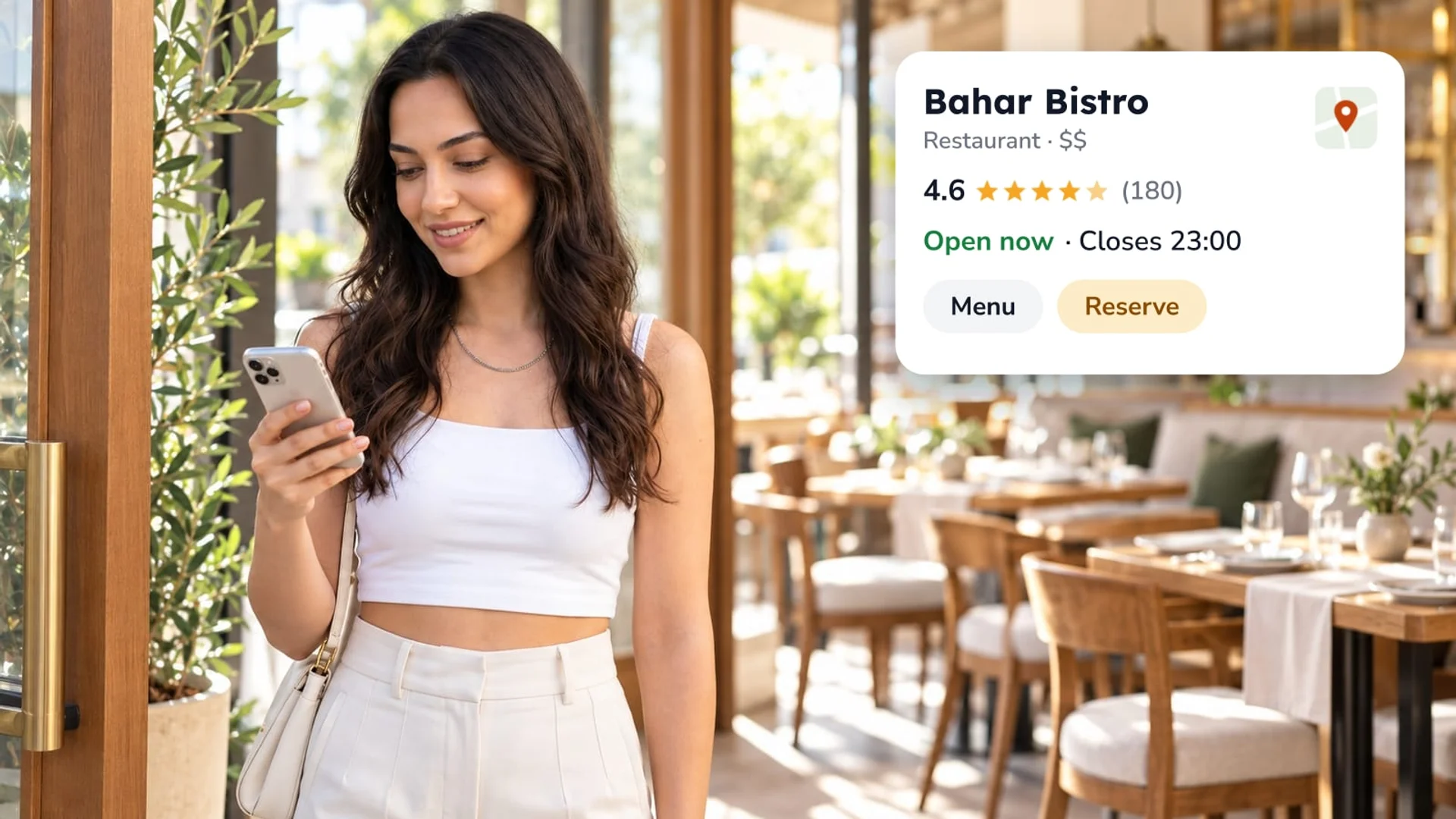 Güneşli bir restoran girişinde telefonuna bakan gülümseyen kadın, arkada hazır ahşap masalar; köşedeki kartta puan, saatler, Menü ve Rezervasyon düğmeli bir restoran profili görünüyor.