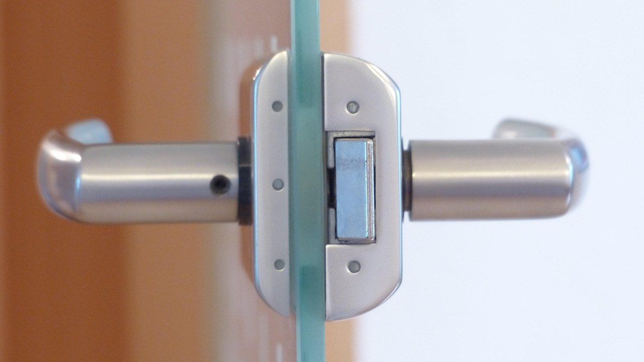 Türgriff mit Schließzylinder an einer hellen Wohnungstür