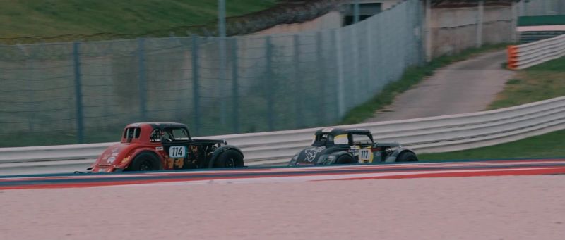 Due auto da competizione in pista, riprese da bordo circuito