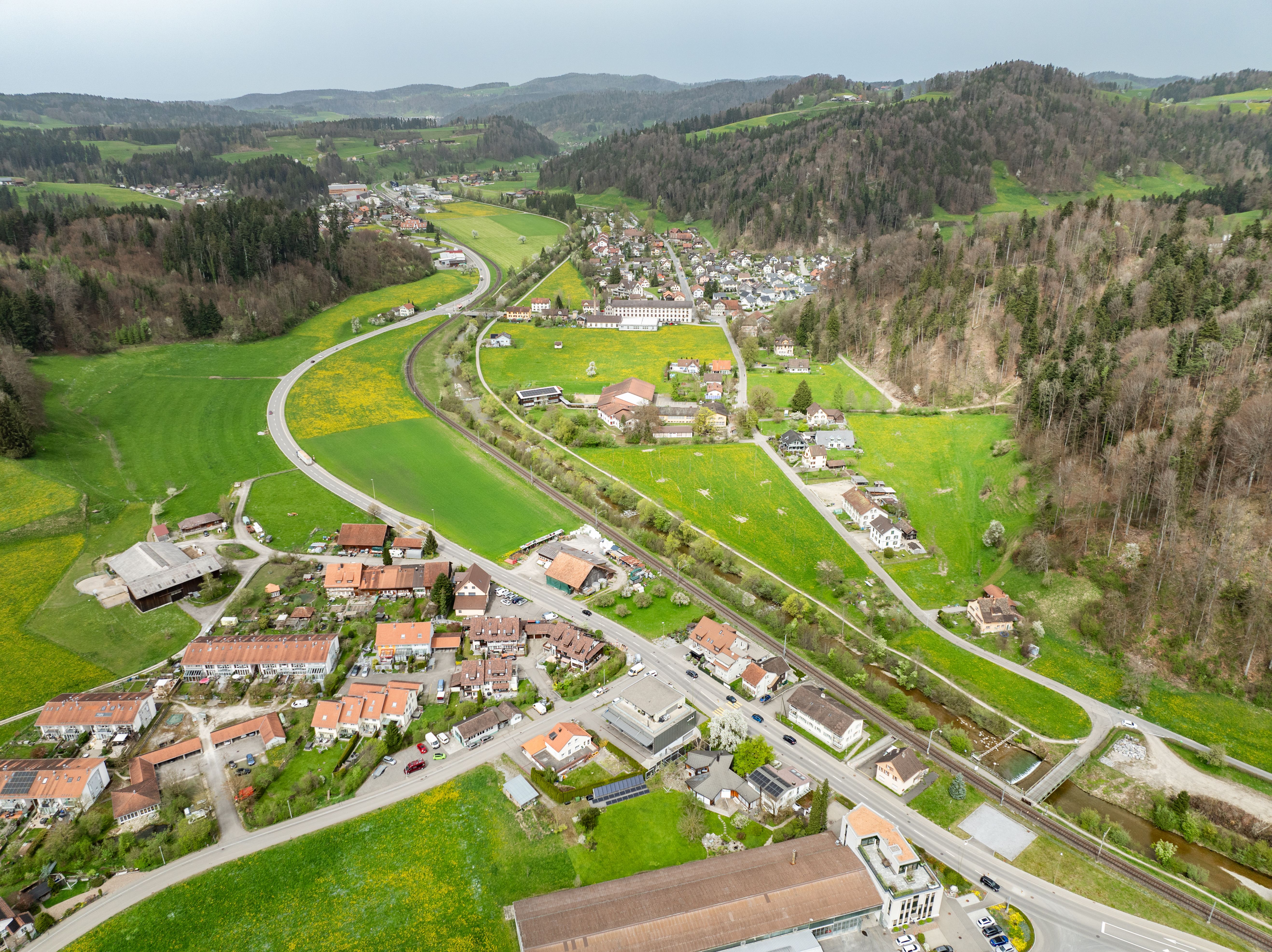 Sicht über Bauma-Saland mit der Haselhaldenstrasse und dem Juckern-Areal