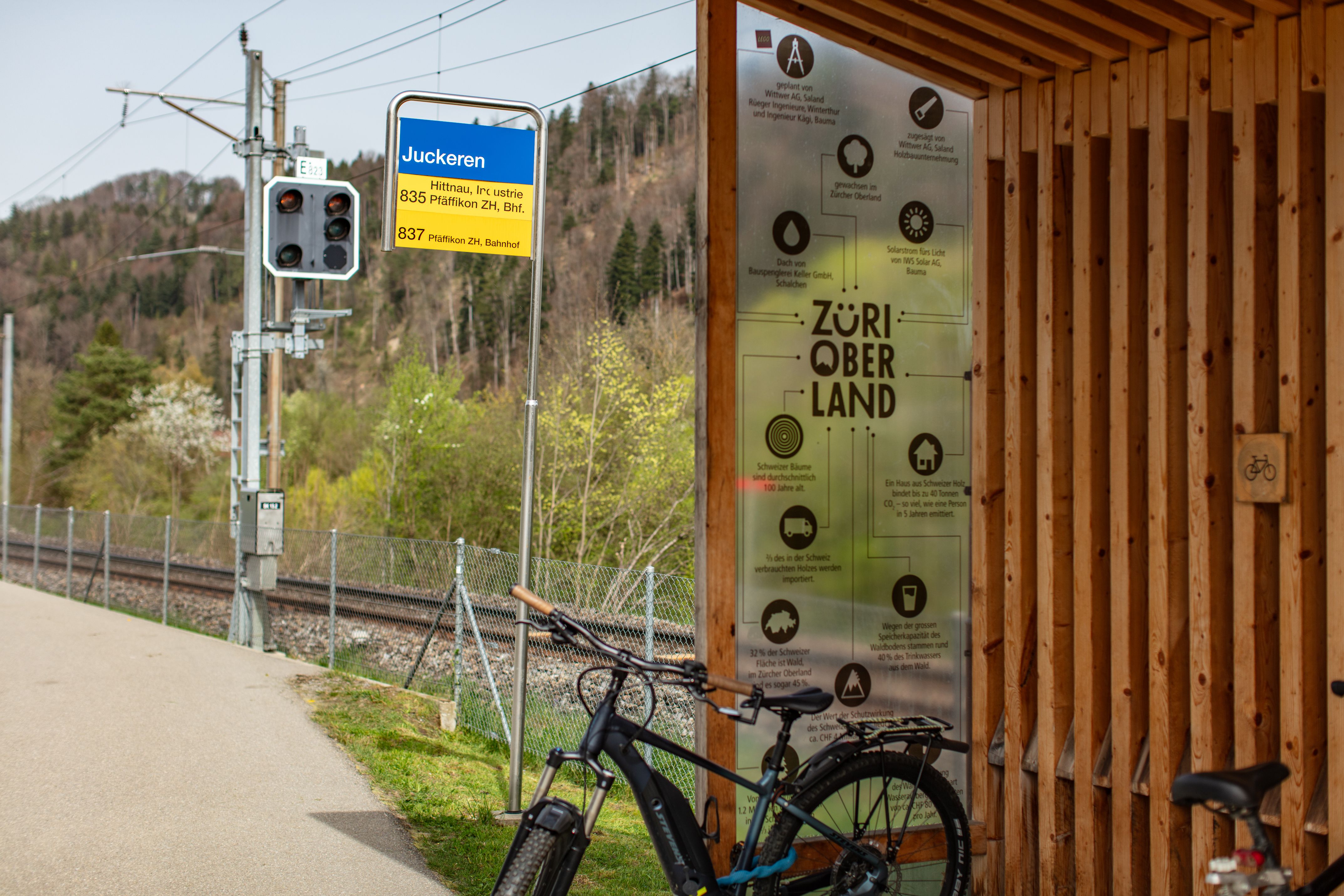 Die Bushaltestelle Juckeren mit Informationen zum «Züri Oberland»