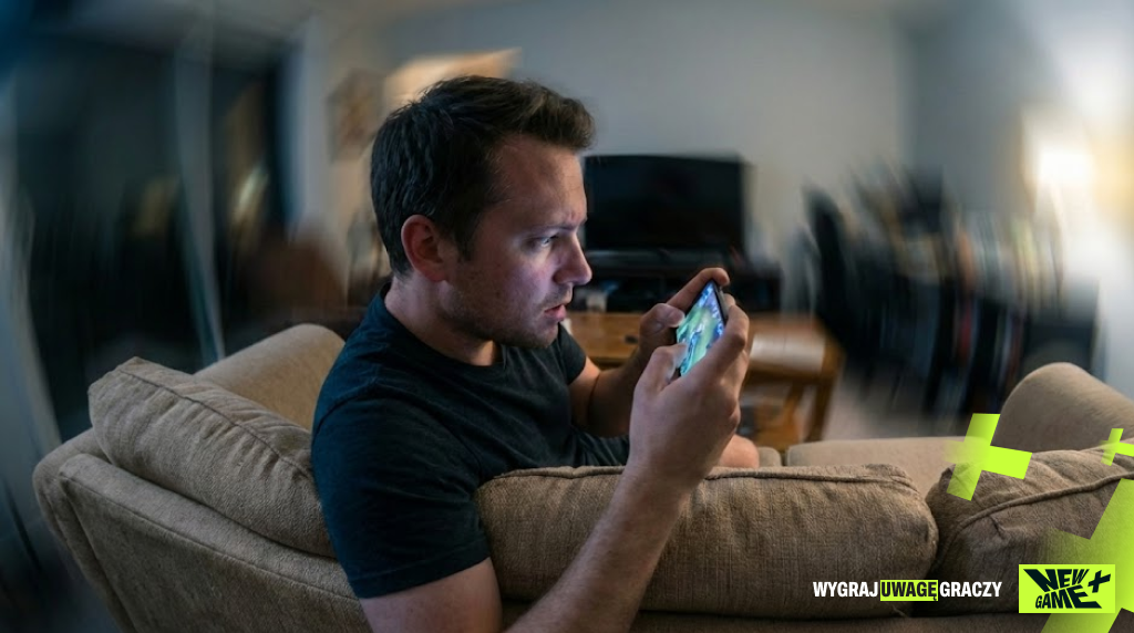 Mężczyzna grający na smartfonie