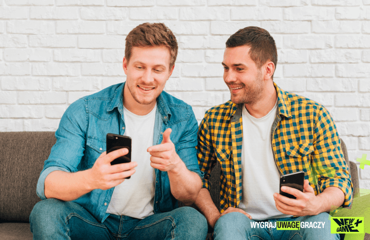 mężczyźni oglądający reklamy w grach mobilnych