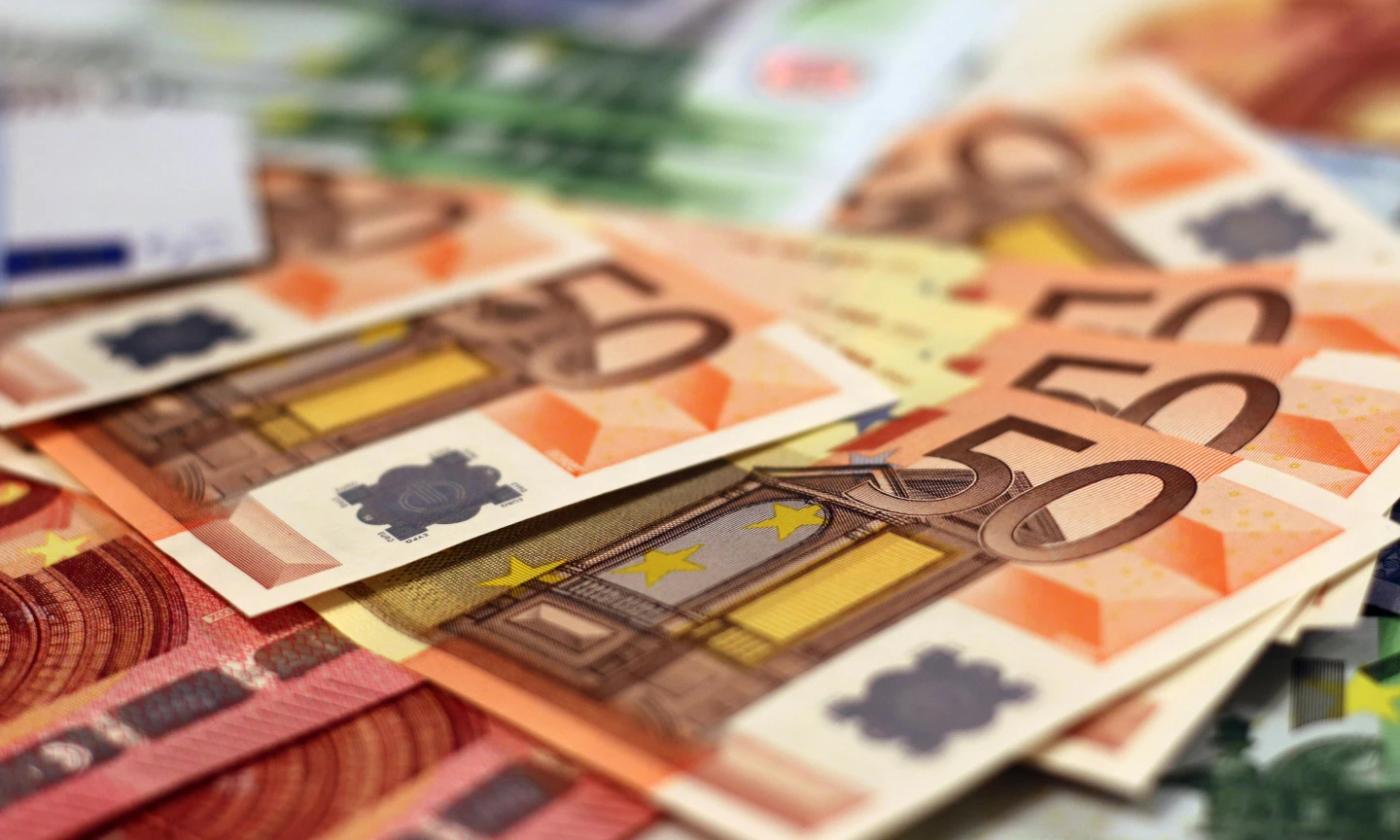 This comundo blog post about green loans features a main image of a close-up shot of a pile of Euro notes. The money is all we can see