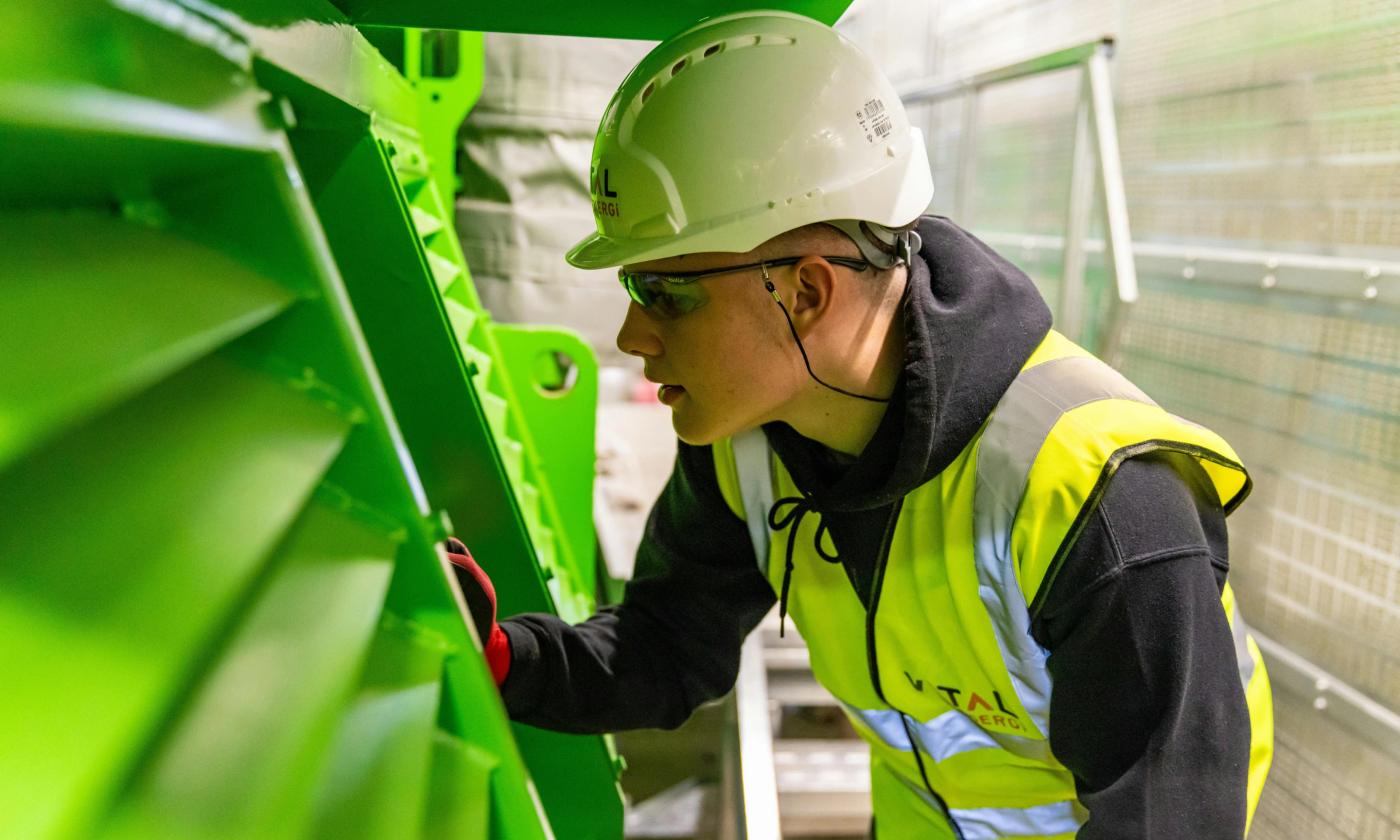 This comundo blog post about the twin transition has a main image showing an engineer in a hi-vis vest and safety helmet working on something technical looking. Honestly, I have no idea what it is