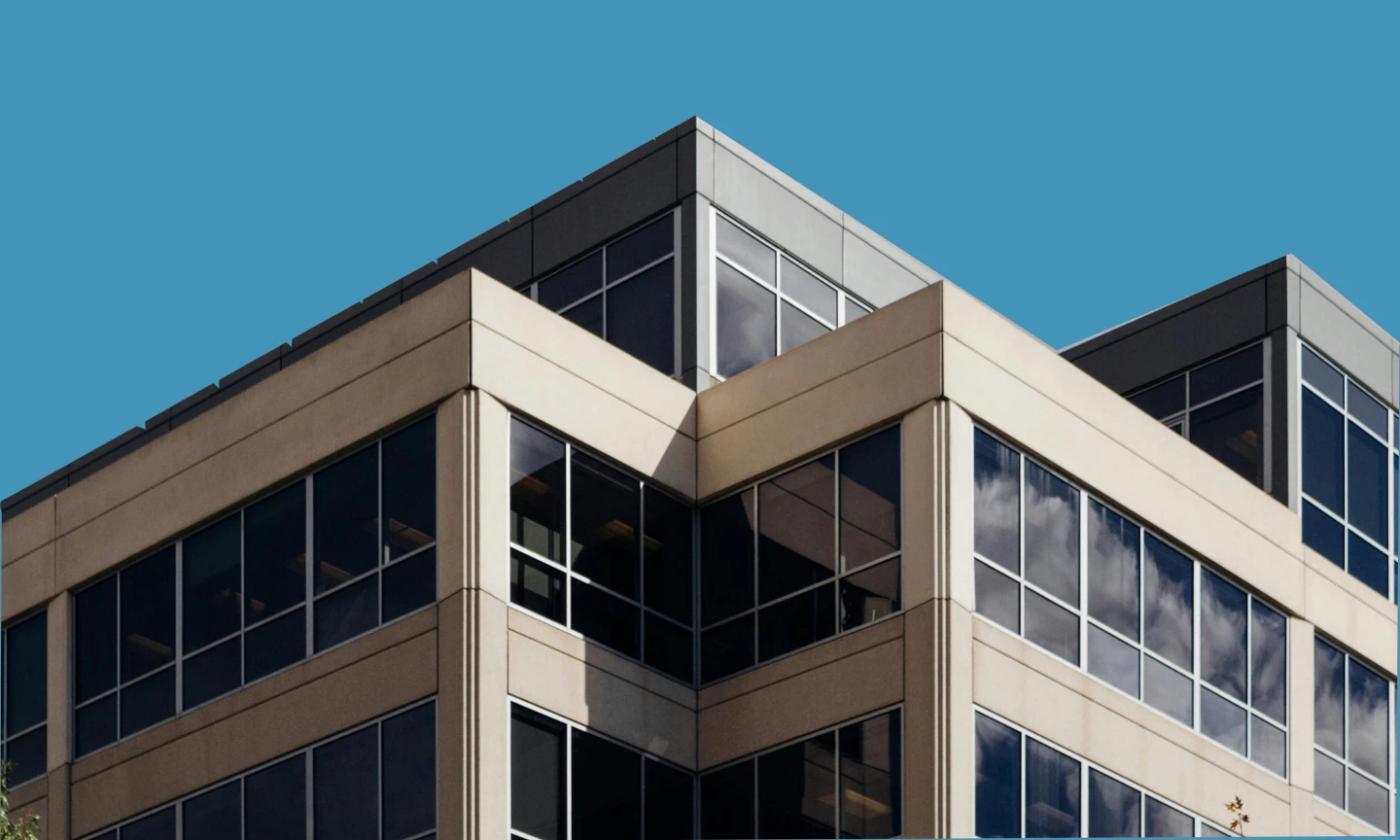 In this comundo blog post about the BREEAM building certification, the main image is a shot of an angular building corner, with four smaller corners jutting out. Behind it we can see clear blue sky