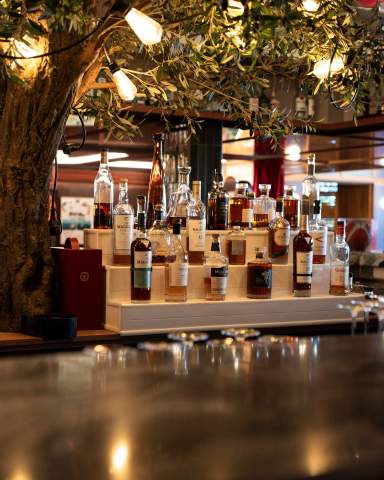 Le comptoir du bar sous l'olivier