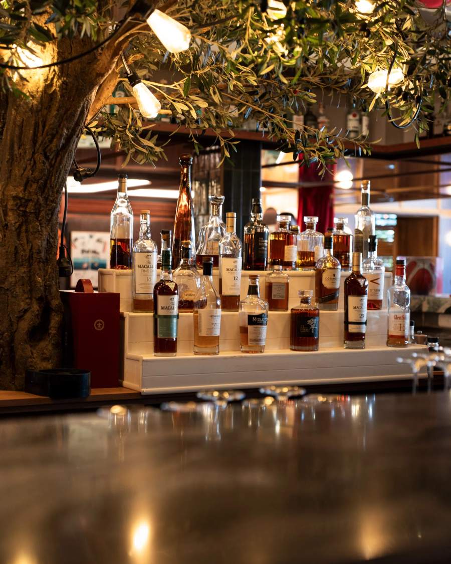 Le comptoir du bar sous l'olivier