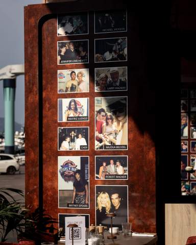 Le mur des stars, face au port