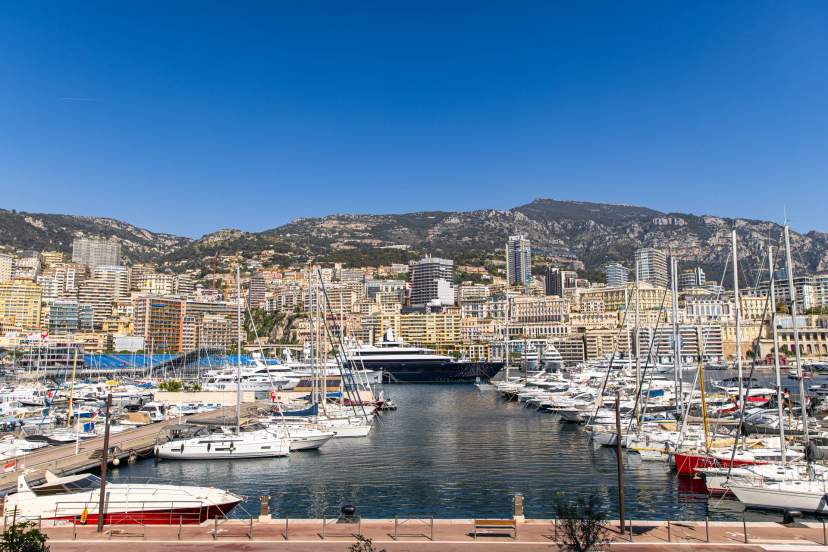 La vue sur le port Hercule depuis Le Deck
