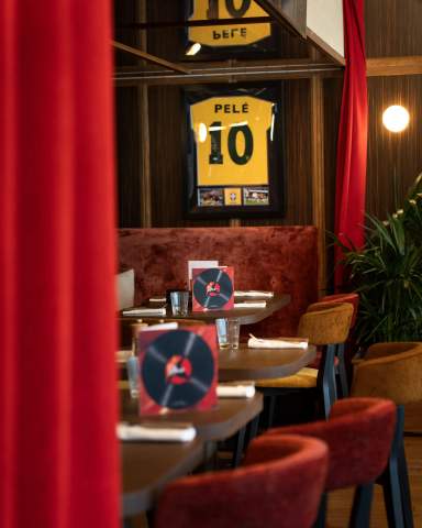La salle et le maillot de Pelé