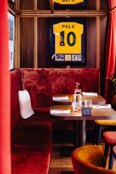 La banquette rouge, sous le maillot 10