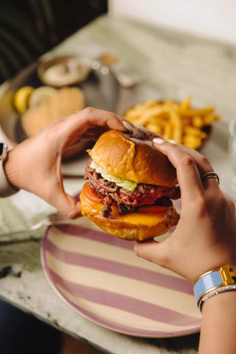 Le burger signature et ses frites
