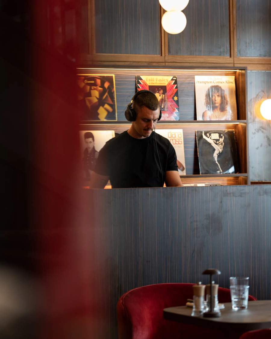 Derrière le bar, le mur de vinyles